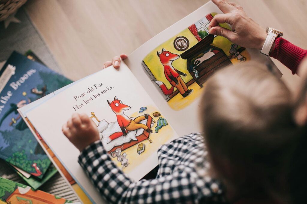 Un niño y un adulto leen juntos un libro de cuentos ilustrado en un entorno acogedor.