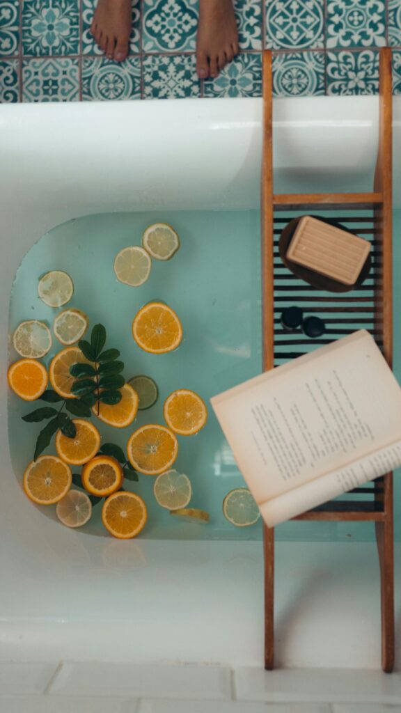 Un baño sereno con cítricos, un libro y una pastilla de jabón para la máxima relajación.
