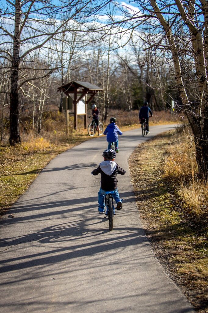ciclismo, familia, aventura, bicicleta, bici, feliz, gente, padre, niño, paseo, activo, sano, ocio, estilo de vida, casco, niños, juntos, actividad, ciclo, montar en bici, al aire libre, hijo, niño, joven, papá, naturaleza, parque, bici marrón, marrón juntos, ciclismo, familia, familia, familia, bicicleta, gente, gente, gente, niños, montar en bici, montar en bici, montar en bici, montar en bici, montar en bici, montar en bici, montar en bici, parque