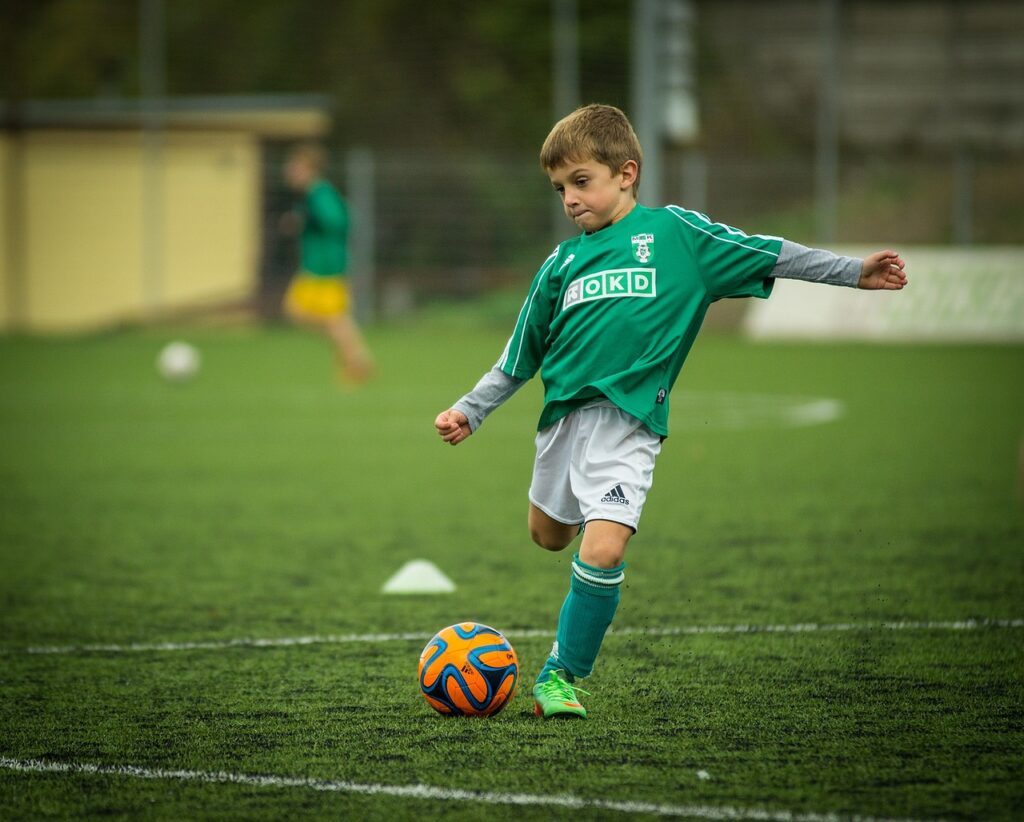 niño, fútbol, jugar, chutar, futbolista, balón, fútbol, deporte, jugar, juego, jugador, futbolista, atleta, campo de fútbol, niño, chaval, fútbol, fútbol, fútbol, fútbol, fútbol, fútbol, fútbol, deporte
