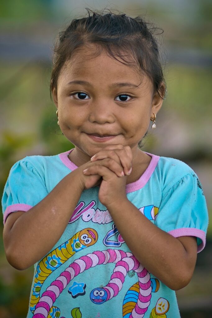 niña, hoyuelos, mona, sonrisa tímida, mejillas regordetas, ojos brillantes, niña, niña molluca, niños, infancia, retrato, niña asiática, niña de pueblo, hoyuelos, hoyuelos, hoyuelos, mejillas regordetas, niños