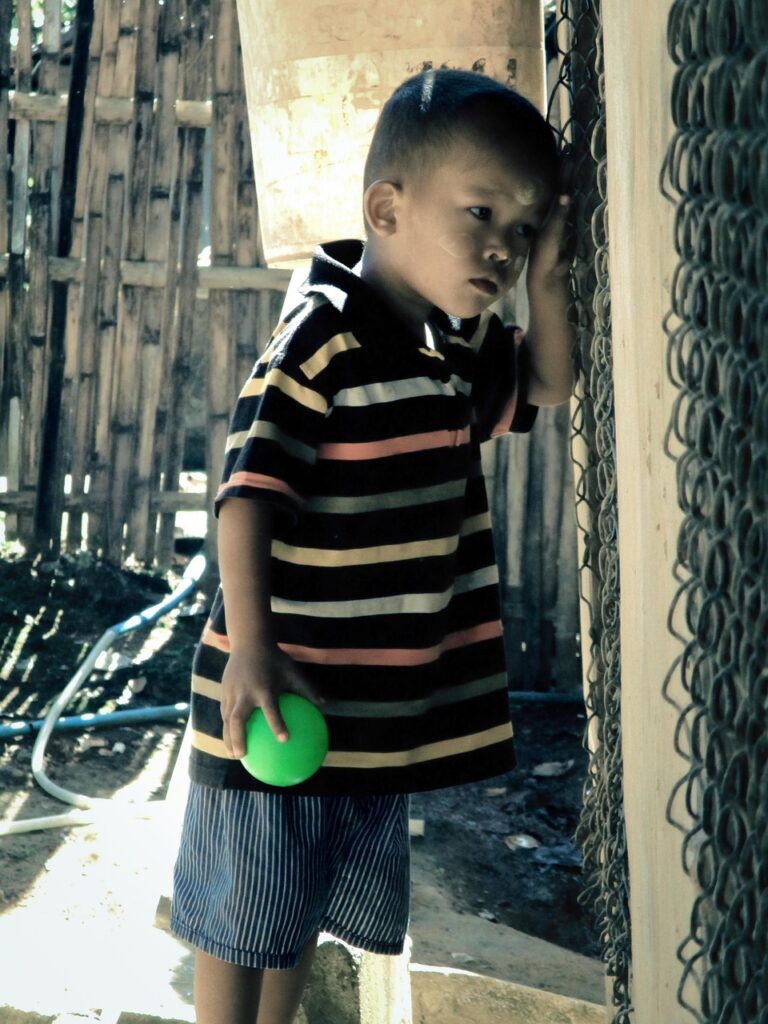 niño, triste, mirando